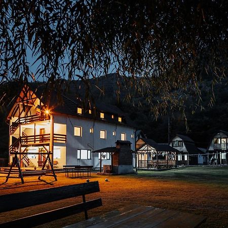 ホテルCasa Ardeleana Lotrioara エクステリア 写真